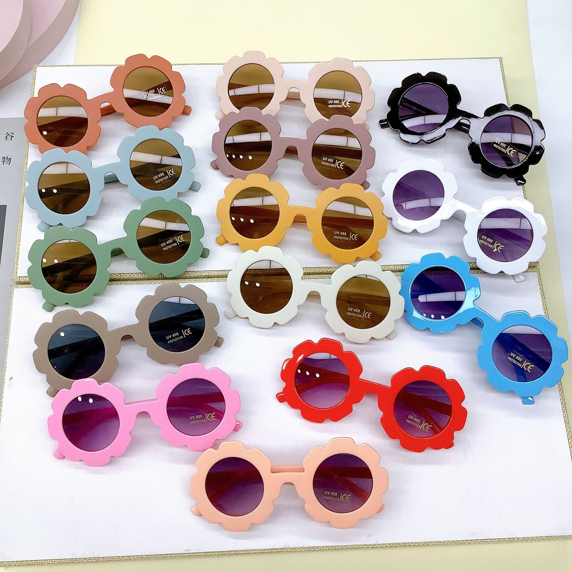 Wholesale Factory Cheap PC Kids Sunglasses Fashionable UV400 Carton Eyewear Candy Color Sunglasses for Boys and Girls